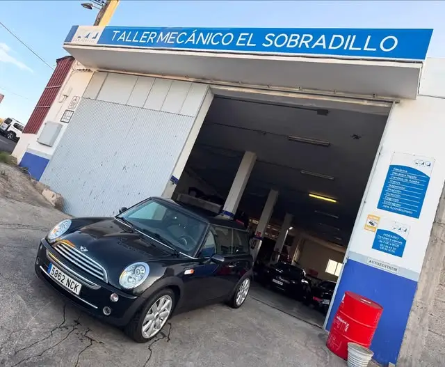 Mini Cooper Cabrio en la puerta del taller AutoZentrum, Calle Alondra 4C, 29 jul 2025