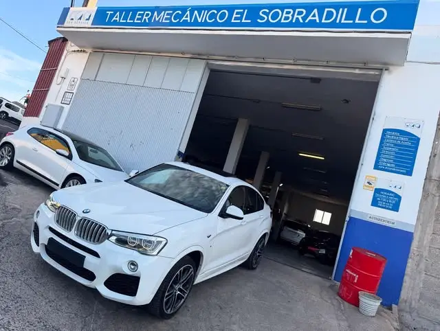 BMW X4 M Sport en la puerta del taller AutoZentrum, Calle Alondra 4C, 29 jul 2025
