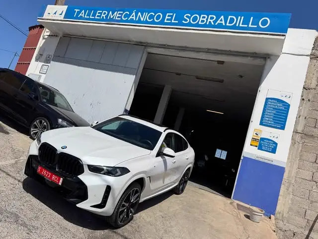 BMW X6 M Sport en la puerta del taller AutoZentrum, Calle Alondra 4C, 16 oct 2025