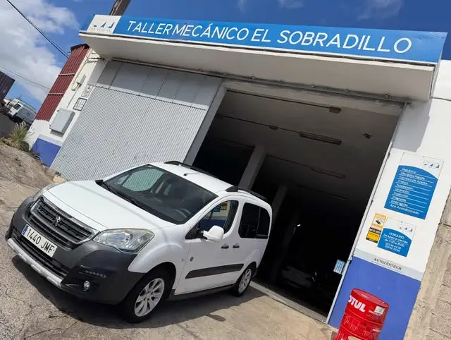 Peugeot Partner Tepee en la puerta del taller AutoZentrum, Calle Alondra 4C, 16 oct 2025