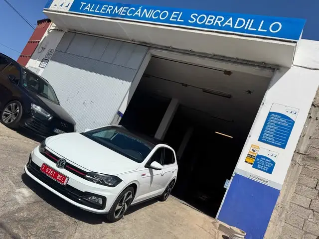 Volkswagen Polo GTI en la puerta del taller AutoZentrum, Calle Alondra 4C, 16 oct 2025