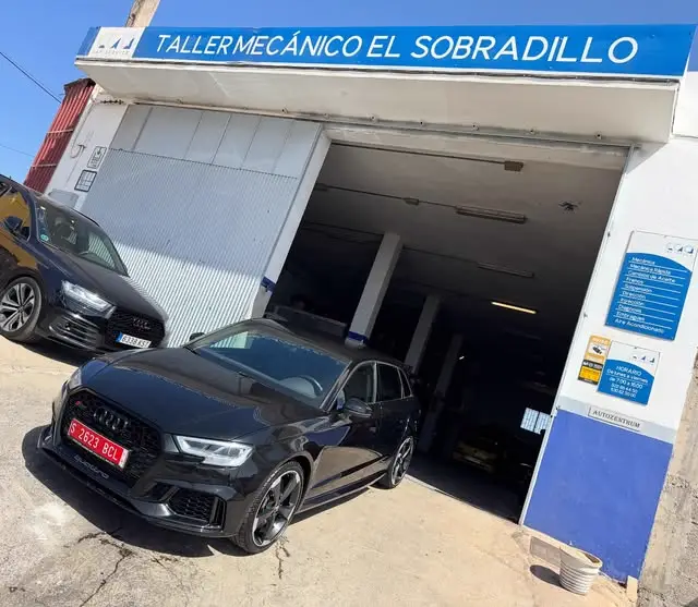 Audi RS3 Sportback en la puerta del taller AutoZentrum, Calle Alondra 4C, 16 oct 2025