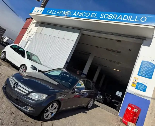Mercedes-Benz Clase C en la puerta del taller AutoZentrum, Calle Alondra 4C, 27 ene 2026