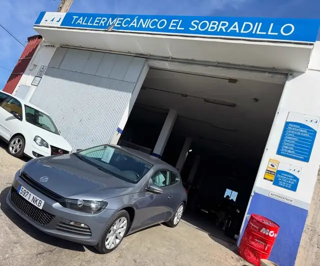 Volkswagen Scirocco en la puerta del taller AutoZentrum, Calle Alondra 4C, 27 ene 2026
