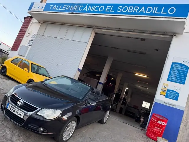 Volkswagen Eos en la puerta del taller AutoZentrum, Calle Alondra 4C, 28 ene 2026
