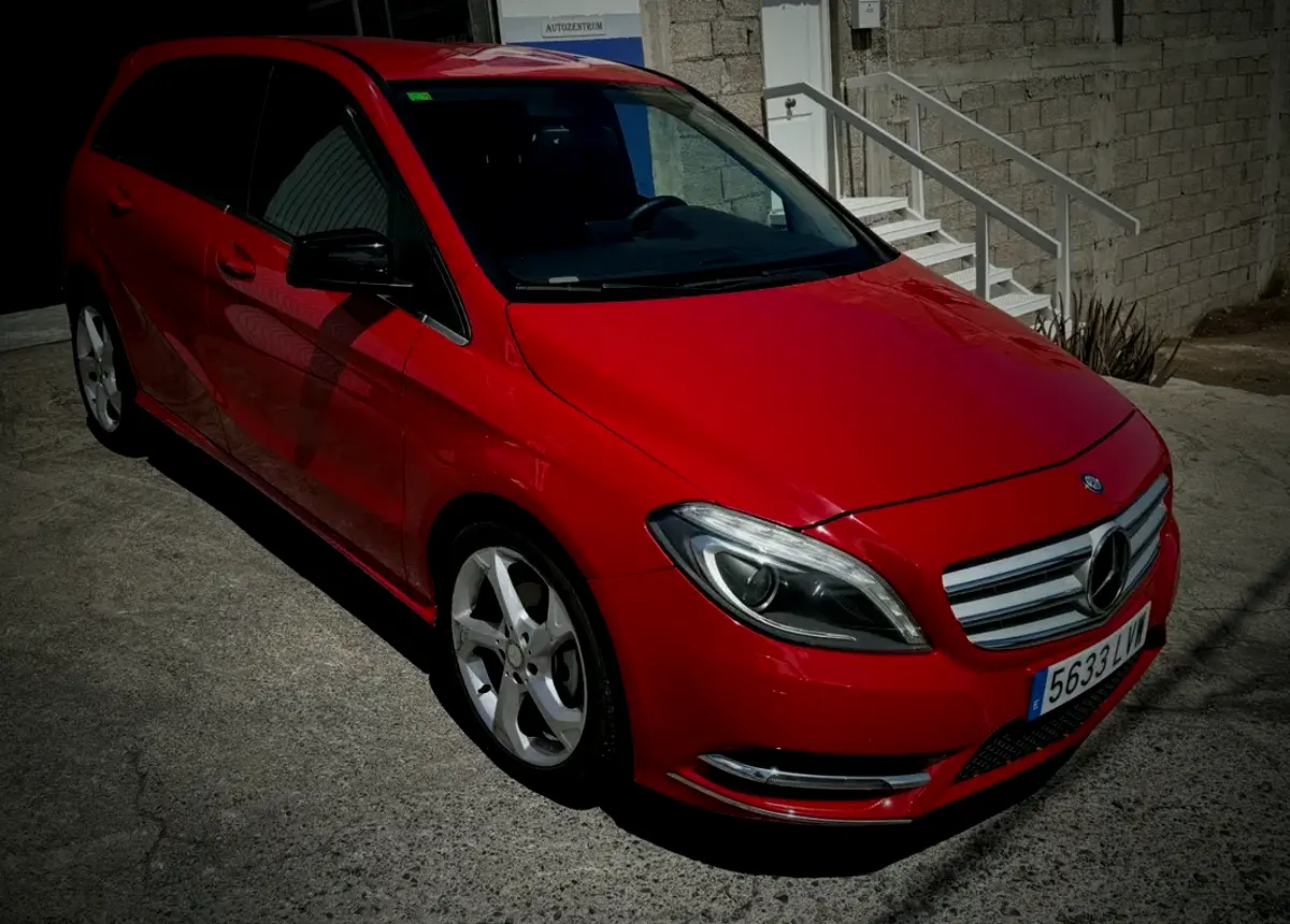 Mercedes-Benz Clase B del stock de AutoZentrum, en revisión en el taller de El Sobradillo