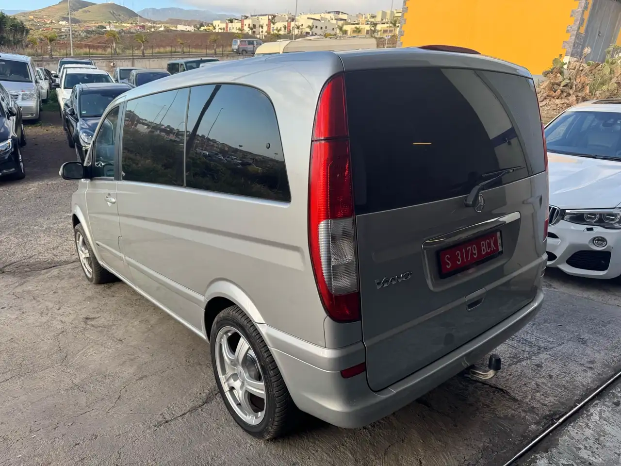 Vehículos esperando reparación en el taller AutoZentrum de Santa Cruz de Tenerife