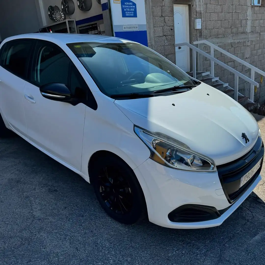 Peugeot 208 1.2 2016 negro de ocasión en AutoZentrum Tenerife